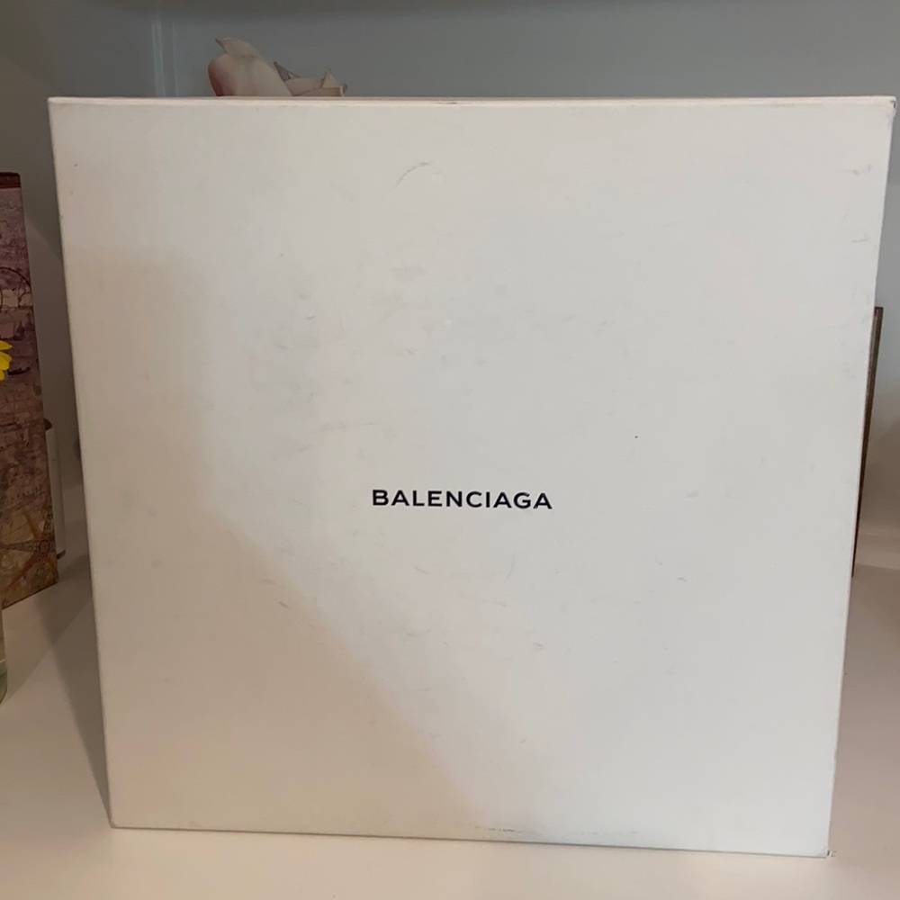 BALENCIAGA LEATHER ANKLE BOOT - Picture 9 of 11